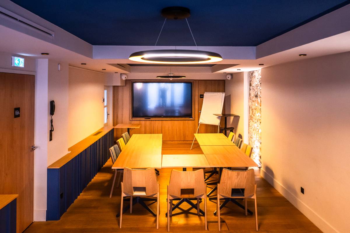 vu d'ensemble d'une salle de séminaire à Bayonne